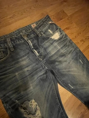 Vintage jeans 1 of 1 - Säljer desssa jack and jones jeans i blå fade med slitningar. Modellen heter  clark vintage jos. Passar 175-185. Straight fit Storlek 32/32