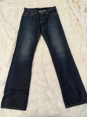 Burberry Black Label Jeans - Japanese Burberry Black Label Jeans👖Mått direkt över; midjan: 36cm, höft: 41cm, lår: 22cm, innersöm: 80cm, yttersöm: 102cm 📏Eftersom jag inte passar i byxorna så har jag skrivit ner måtten, så har tyvärr inte några bilder. Tveka inte att skriva om du har övriga frågor🖤