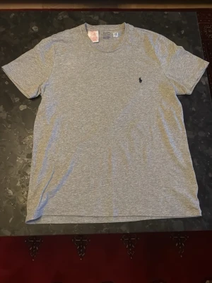 Grå polo ralph lauren t shirt  - Grå polo ralph lauren t shirt, storlek s regular fit, nyskick passade inte mig när jag fick den.