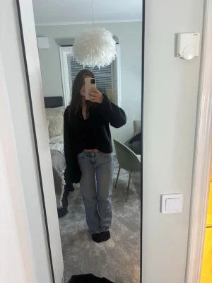 Ljusblå jeans  - Säljer ett par ljusblå jeans från Gina Tricot med rak passform. 