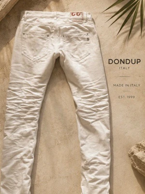 Vita distressed jeans från Dondup - Snygga vita jeans från Dondup i slim fit-modell med slitna detaljer framtill. Jeansen har klassisk femficksdesign och är tillverkade i bomull. Perfekta för dig som gillar en trendig och avslappnad stil.