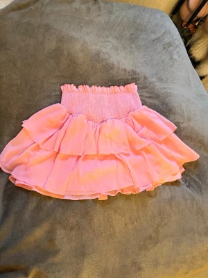 Rosa volangkjol från SHEIN - Supersöt rosa kortkjol från SHEIN  flera lager volanger. 