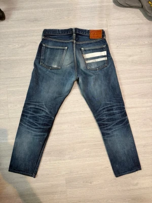Momotaro selvedge jeans - Säljer dessa extremt snygga och populära Momotaro jeans, jeansen har en riktigt fet tvätt och är i väldigt bra skick. Storleken på jeansen är lite oklar men detta är måtten, midja: 39cm, längd ytterben: 87cm, benöppning: 17cm (måtten kan skilja nån cm)