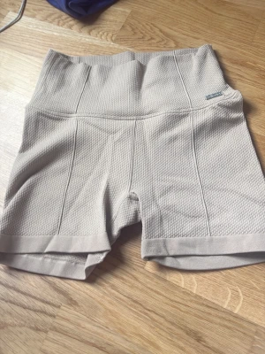 Becha aimin shorts  - Dessa är nya och väldigt sköna att ha på sig. Jag drog av lappen för ungefär en vecka sen 