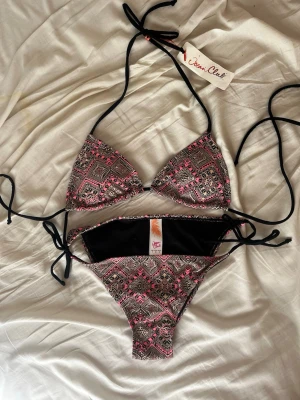 Mönstrad triangelbikini från primark - Säljer denna superfina bikinin ifrån primark (märket swim club). Bikinin är aldrig använd och prislapp samt trosskydd finns kvar! Både under och överdelen är i storlek S!