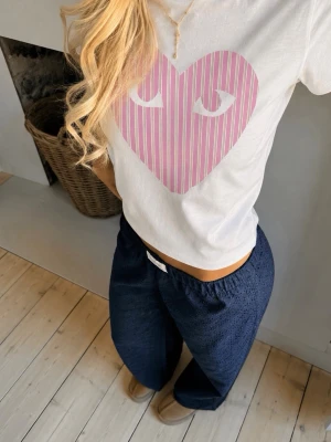 T-shirt  - Fin T-shirt som jag själv har sytt på ett hjärta på. Går att köpa i annan storlek vid förfrågan innan köpet 🌸 obs jag klipper efter mall så kan diffa lite 
