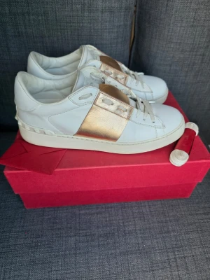 Valentino - Snygga Valentino Garavani Open sneakers I storlek 38. De är I mycket bra skick och Allt og på bild följes med. Hör av dig vid frågor☺️