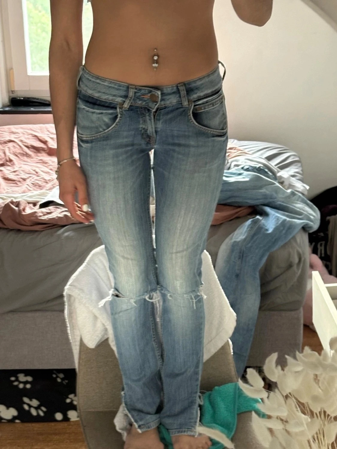 Ljusblå slitna skinny jeans
