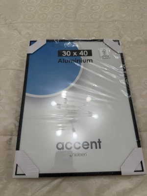 Svart aluminiumram 30x40 Accent - Snygg svart aluminiumram från Accent by Nielsen i storleken 30x40 cm. Ramen har en tunn, stilren kant och är försedd med skyddande plast och hörnskydd. Perfekt för posters, foton eller konstverk.