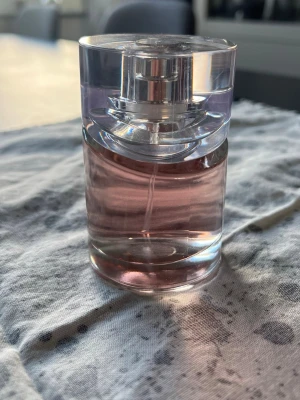 Hel flaska Hugo Boss Femme parfym - En hel flaska 75ml Hugo Boss Femme damparfym. Knappt använd. Inga defekter. Äkta. Perfekt för sommaren och våren.