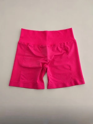Berry red tränings shorts - Snygga högmidjade seamless shorts i berry red färg. Shortsen har en ribbad midja och scrunch-detalj bak som framhäver formen. Stretchigt material för skön passform. Passar som S-XS🥰