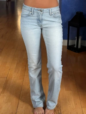 Ljusblå Levi’s jeans - Levi’s superlow boot i storlek W26 L32, jag är 168 🥰