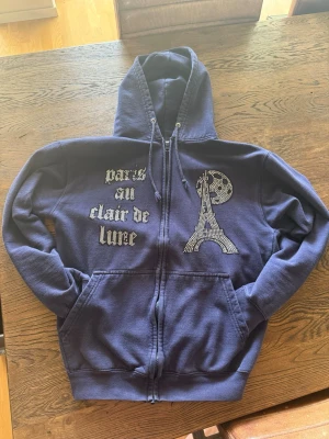 Blingclucid zip hoodie - Mörk blå Limited edition Zip Hoodie från Blingclucid. Bra skick saknar en del stenar men inget som påverkar helhets bilden. 