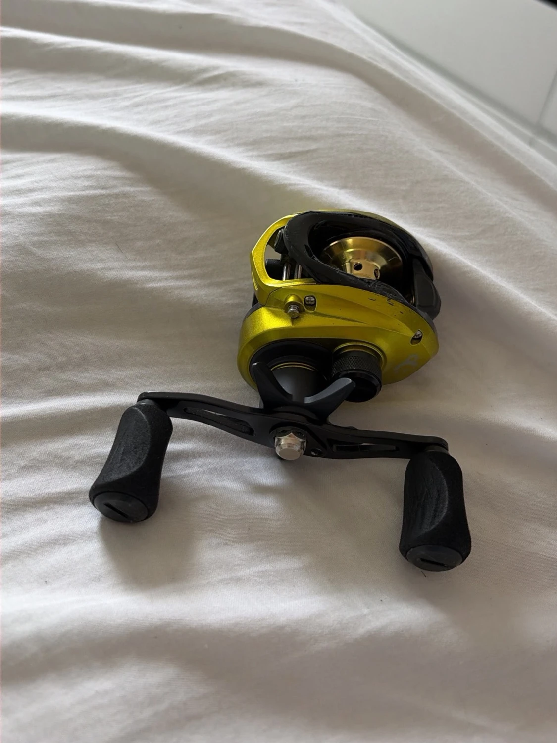 Gul baitcasting-rulle med svarta detaljer - 1