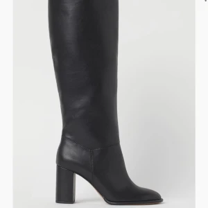 Knähöga boots  - Från H&M! Använda men i fint skick 😊 Inköpta för 700kr. 