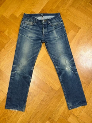 Apc dry selvage New standard jeans  - Riktigt schyssta apc selvage jeans I bra skick en slitning vid vänster knä fram kolla bild annars i jättebra skick och sjukt feta. Ytterben är 102cm Innerben 72cm  Midjan 40cm