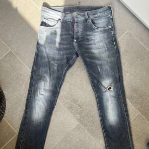 Dsquared2 jeans  - Mina stats: 185, 69kg Säljer nu mina snygga mörkgråa dsquared2 jeans i storlek 46 vilket sitter som 31 i midjan. De är i väldigt bra skick. Nypris på dessa är över 5400kr. En skada på lappen där bak, som syns i bilderna. Hör av er vid fler frågor 