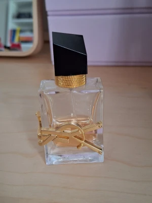 Yves Saint Laurent Libre Eau de Parfum - Libre Edp från Yves Saint Laurent. Flaskan rymmer 30ml, och cirka 40% är kvar.