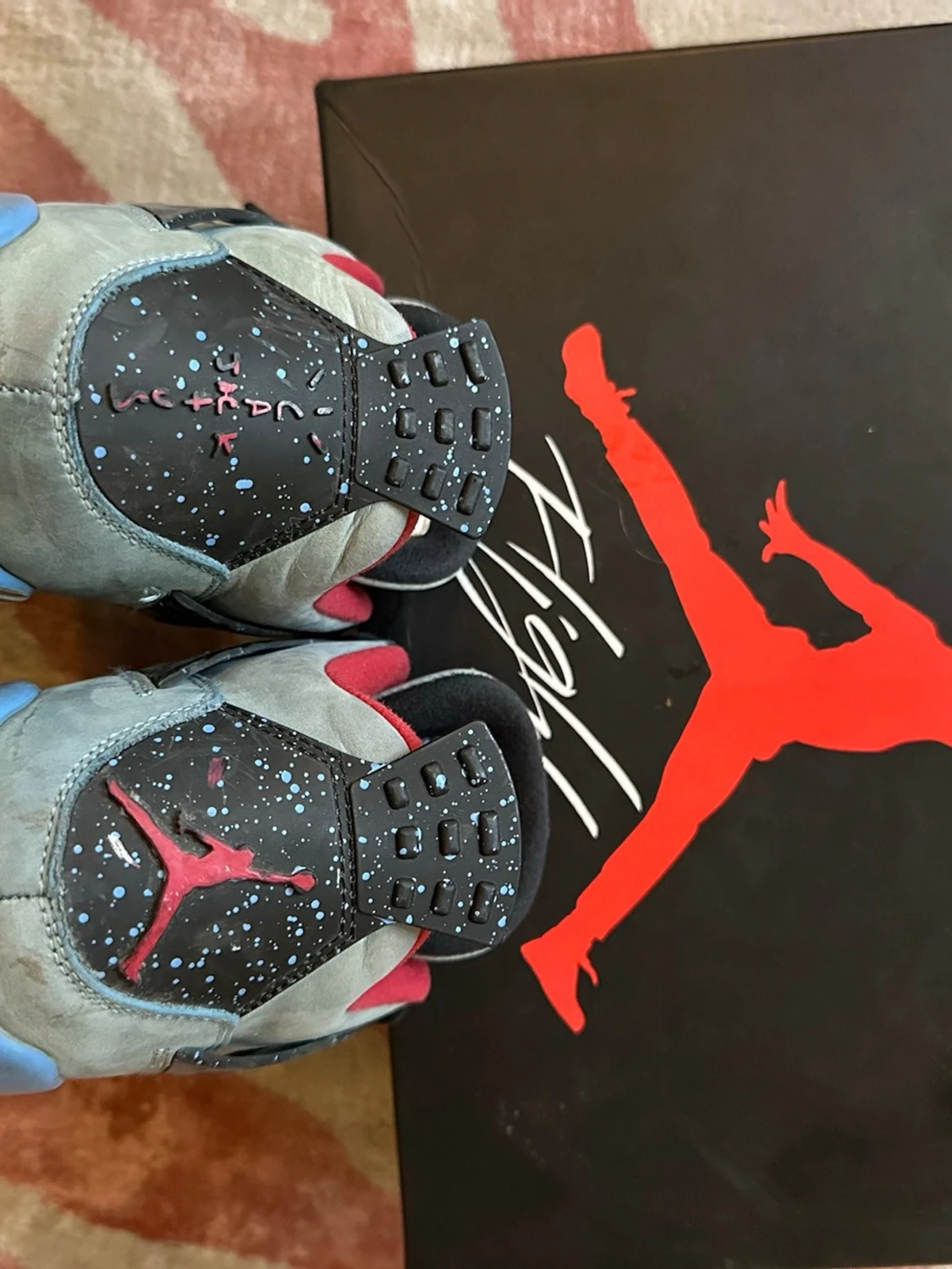  Ett par blåa Travis Scott skor  - 2