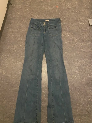 Blå bootcut jeans från Nelly - Jättefina lågmidjade jeans 