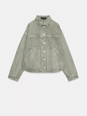 Grön jeansjacka - Snygg grön jeansjacka med stora framfickor och klassisk krage. Jackan har raka ärmar, knappar framtill och detaljerade sömmar som ger en cool vintagekänsla. Perfekt att slänga över en hoodie eller t-shirt för en avslappnad look.