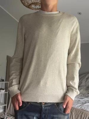 Bläck tröja - En riktigt snygg beige tröja från bläck. Storleken är M. Tveka inte på att höra av dig vid eventuella frågor och funderingar!😊