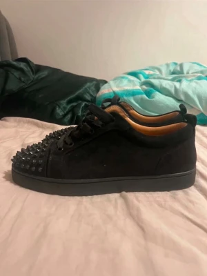 Christian Louboutin  - Säljer min Loubs som är i st 42, då jag endast köpte dom för att balen som jag nu haft.  Använda max 5 gånger. Box ingår med extra snören, nitar samt Louboutin påse och kort o liknande. PRIS GÅR ALLTID O DISKUTERA!