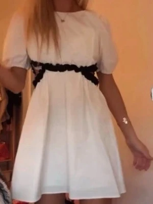 Cut-out klänning Zara  - Säljer min suuuper snygga cut-out klänning från Zara i storlek s , som är slutsåld och eftertraktad!! ☺️tryck gärna på köp nu 