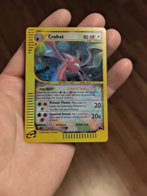 Pokémonkort Crobat Crystal Holo - Säljer ett Pokémonkort med Crobat från serien Skyridge. Skambud ignoreras. Kortet är i ett mycket fint samlarskick överlag. Framsidan presenterar sig extremt väl (utmärkt för pärmsamling), medan baksidan har en del lätt kantslitage/whitening (se bilder för egen bedömning)