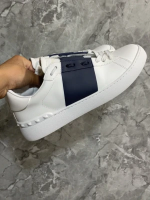 Vita Valentino sneakers med blå detalj - Valentino garvarna skor i storlek 43. Passar också 42!Använda en gång/som nya. Säljer de billigt pga de är inte i min storlek. Jätte snabb leverans. Priset kan självklart diskuteras ☺️bara skor medföljer vid köp 