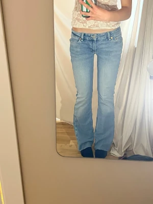 Ljusblå bootcut jeans  - Innerbens längd: 76cm  Midje mått: 37cm, rakt över💗