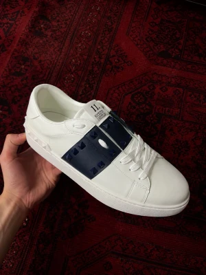 Valentino Rockstud Untitled skor (Marinblå) - Snygga och klassiska valentino skor i modellen rockstud untitled. | skick 10/10 har endast testats så är i perfekt skick utan defekter | Färg : vit + marinblå | Storlek 43 / 43.5 EU | OBS boxen följer inte med då den har slängts därav lågt pris | pris går att diskutera vid snabbaffär / bundle köp! 🤝💯