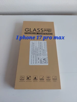 Skärmskydd i glas till iPhone 17 Pro Max - Säljer ett premium tempererat skärmskydd i glas från Glass Screen Pro, speciellt utformat för iPhone 17 Pro Max. 3 stycken, Skyddet är genomskinligt och levereras i en beige förpackning med installationsguide och symboler för reptålighet, vattenskydd och hög transparens.