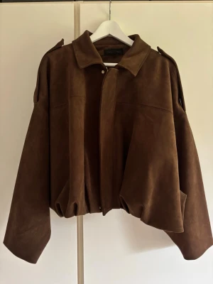 Brun mockajacka - Så snygg brun mockajacka med guldiga detaljer och croppad detalj från Zara i vintras, endast använd en eller två gånger! I storlek L för en lite oversize look men funkar även för xs-L
