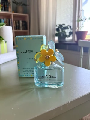 Daisy Skies parfym från Marc Jacobs - Daisy Skies från Marc Jacobs 50ml test sprayad några gånger saknar någon ml se bild. Kommer i original  kartong 