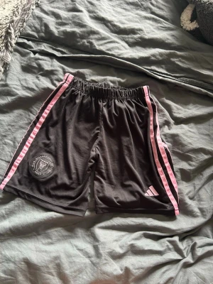 fotbolls shorts😍 - köpta utomlands, för små för mig som har S i vanliga fall (har inte kvar vilken storlek det är). skriv till mig för mått!👏