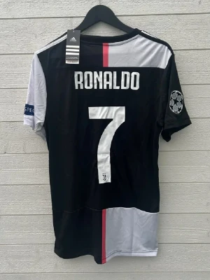 Cristiano Ronaldo Juventus Fotbollströja - Säljer en Juventus fotbollströja med Ronaldo 7 på ryggen som är helt ny med prislapp!