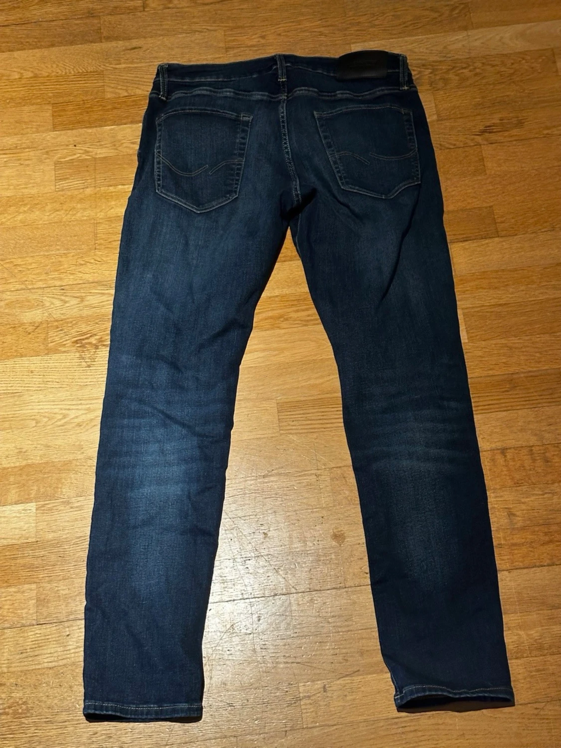 Mörkblå slim jeans med knappar - 1