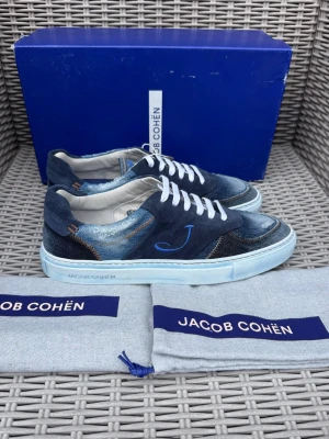 Helt Nya Jacob Cohen Sneakers - Helt Nya Jacob Cohen Skor || Storlek 41,5 || Nypris ca 7000kr || Mitt pris 3299kr || Box och Dustbag medföljer vid köp || Tveka inte på att höra av dig vid frågor eller funderingar 