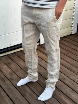 Linnebyxor - NN07 - Snygga och luftiga linnebyxor i beige med raka ben och klassisk passform. Byxorna har sidfickor och en bakficka med knapp. 100% linne. Kom med prisförslag - Nypris 1800kr