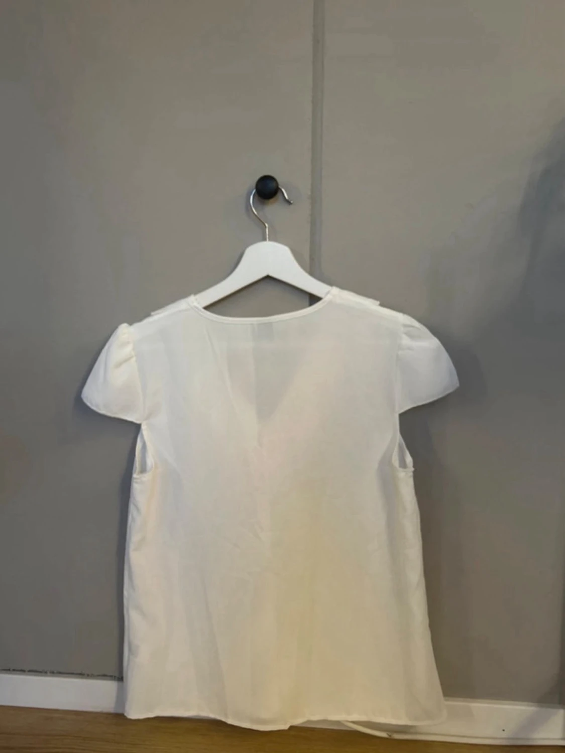 Vit blus med volang - 2