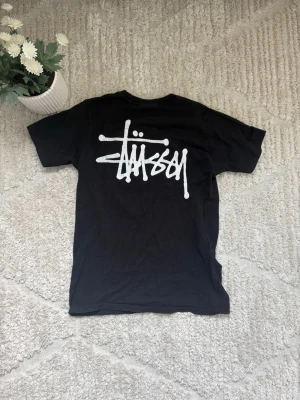 Stüssy T-shirt S - Säljer denna sjukt snygga T-shirt från stüssy för endast 299kr! Storleken är S och passar bäst för dig som är mellan 165-175cm. 