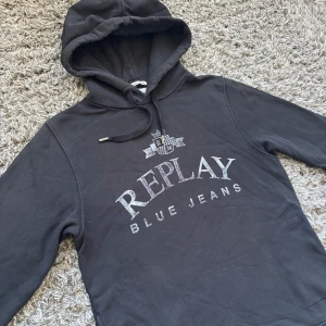 Replay hoodie - Säljer denna riktigt feta Replay hoodie i strl M, Skick 9/10 Hör gärna av er vid frågor⭐️