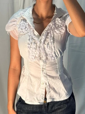 Vit vintage blus  - Sjukt fin topp med fina detaljer. Storlek 38 men passar även 36.