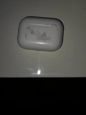 Apple AirPods Pro med laddningsetui - Säljer ett par Apple AirPods Pro med vitt laddningsetui allt funkar. Säljer pga av jag använder dem aldrig har bara använt dem 3-4 gånger Pris kan diskuteras 