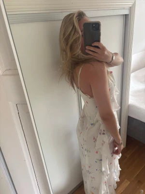 Ginatricot klänning med blom mönster  - Fin sommar klänning från Gina tricot. Aldrig använd. Har dragkedja på sidan! Den är storlek 38 men jag är en xs-s så de passar till de med!!! As skön🌸🌺