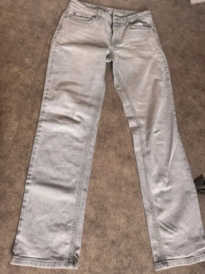 Ljusgrå low waist raka jeans - Ljusgråa low waist straight jeans from Nelly storlek 36.