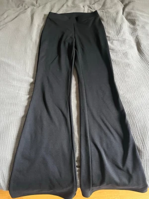 Svarta leggins - Ett par bootcut tajts. Endast använd ett par gånger. 