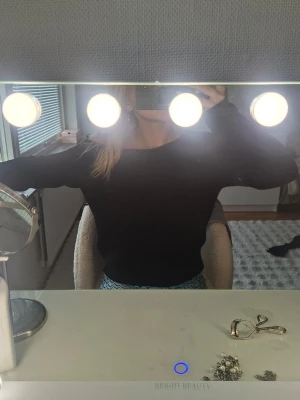 Svart offshoulder stickad tröja - Snygg svart offshoulder topp med lång ärm och relaxed passform. Perfekt för dig som gillar en enkel men trendig stil. Toppen har en mjuk känsla och passar till många olika outfits.