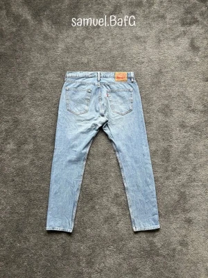 Levi's 512 - Säljer dessa sköna Levi’s 512 i ljus blått. Storlek W34/L32. Bra slim passform och slitstarkt denim material. 